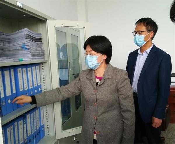 4月14日下午,石龙区委书记王玉娟到区疫情防控指挥部进行调研,详细